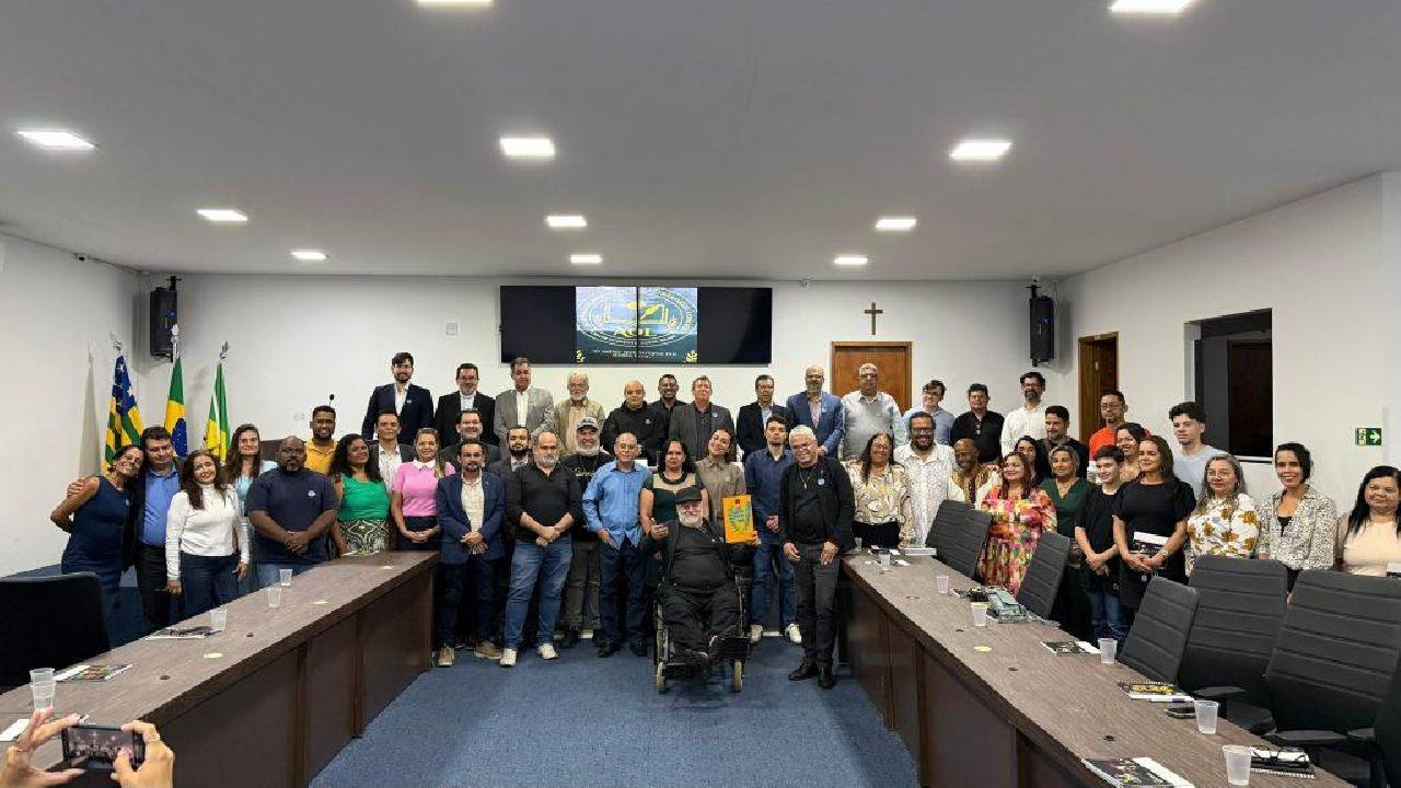 Cidade Ocidental elege e empossa seus Imortais