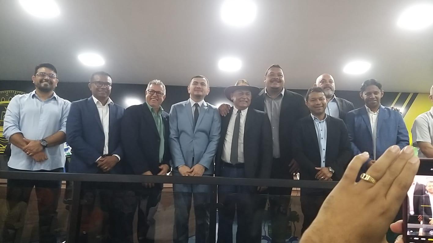 Evangélicos lotam a Câmara de Vereadores para saudar o seu representante, Roberto Martins.