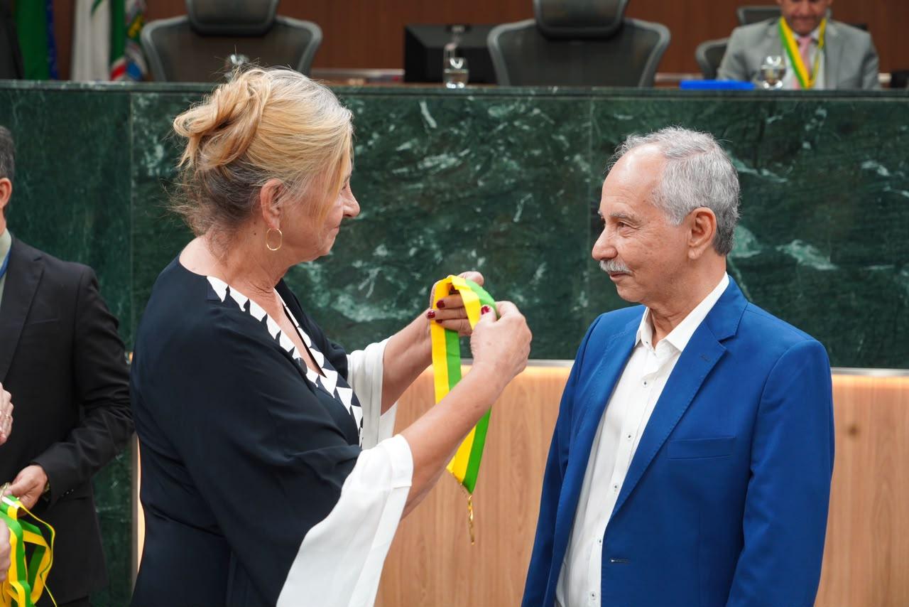 A Deputada Dra. Zeli homenageia um dos ícones da saúde de Valparaíso de Goiás