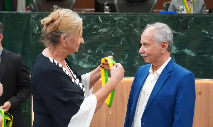A Deputada Dra. Zeli homenageia um dos ícones da saúde de Valparaíso de Goiás
